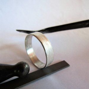 Wedding ring for men/women.